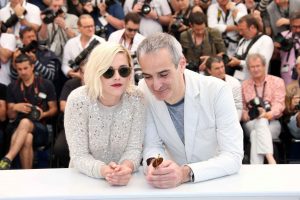 Kirsten Stewart e Olivier Assayas insieme al festival di Cannes 2016