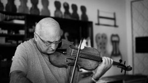 Bruno Monsaingeon mentre suona il violino