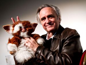 Joe Dante con un gremlin